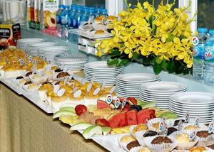 Đặt tiệc buffet quận 2 tràn ngập bánh ngọt dành cho dân văn phòng, công ty